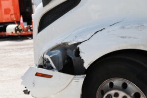 The damaged front-end of a truck. What steps should you take after a truck accident in Texas?